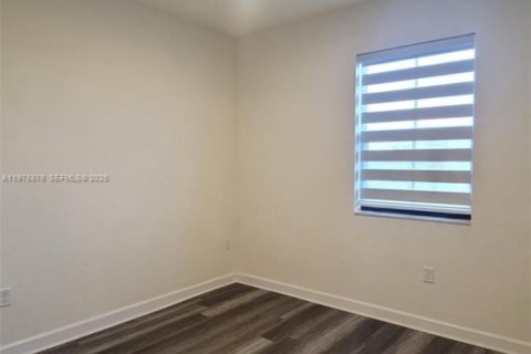Adosado en venta en Hialeah, Florida, 5 dormitorios, 177.26 m2 № 2040134 - foto 11