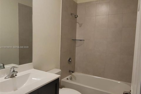 Adosado en venta en Hialeah, Florida, 5 dormitorios, 177.26 m2 № 2040134 - foto 7