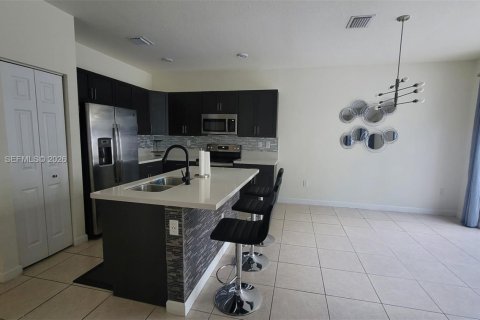 Adosado en venta en Hialeah, Florida, 5 dormitorios, 177.26 m2 № 2040134 - foto 2
