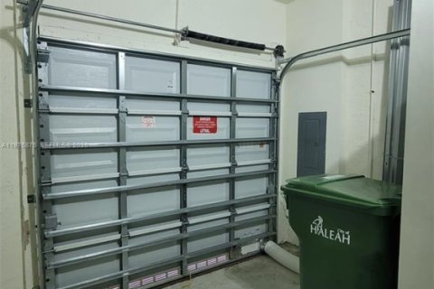 Adosado en venta en Hialeah, Florida, 5 dormitorios, 177.26 m2 № 2040134 - foto 17