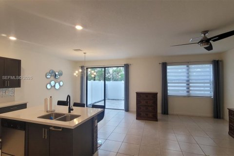 Adosado en venta en Hialeah, Florida, 5 dormitorios, 177.26 m2 № 2040134 - foto 3