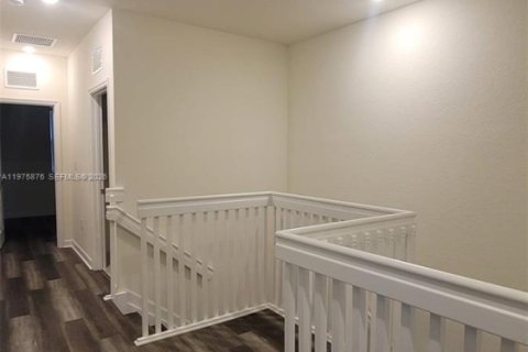Adosado en venta en Hialeah, Florida, 5 dormitorios, 177.26 m2 № 2040134 - foto 16