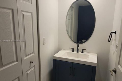 Adosado en venta en Hialeah, Florida, 5 dormitorios, 177.26 m2 № 2040134 - foto 8