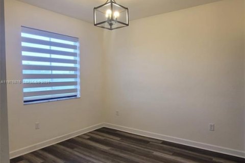 Adosado en venta en Hialeah, Florida, 5 dormitorios, 177.26 m2 № 2040134 - foto 12