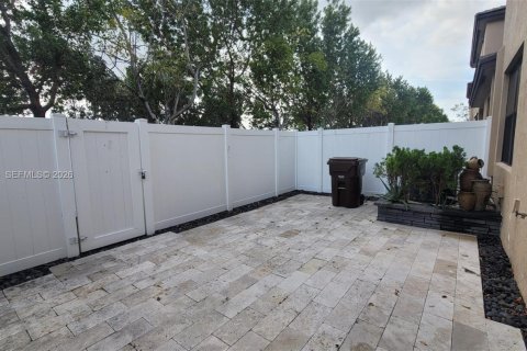 Adosado en venta en Hialeah, Florida, 5 dormitorios, 177.26 m2 № 2040134 - foto 9