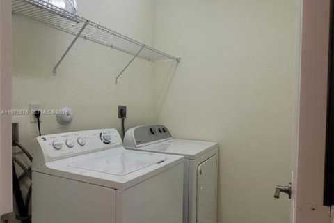 Adosado en venta en Hialeah, Florida, 5 dormitorios, 177.26 m2 № 2040134 - foto 14