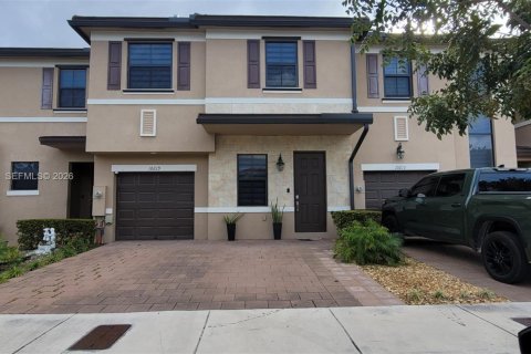 Townhouse in Hialeah, Florida 5 bedrooms, 177.26 sq.m. № 2040134