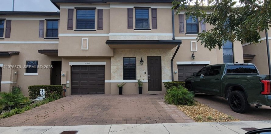 Adosado en Hialeah, Florida 5 dormitorios, 177.26 m2 № 2040134