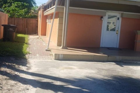 House in West Palm Beach, Florida 3 bedrooms, 127.93 sq.m. № 994372 - photo 1