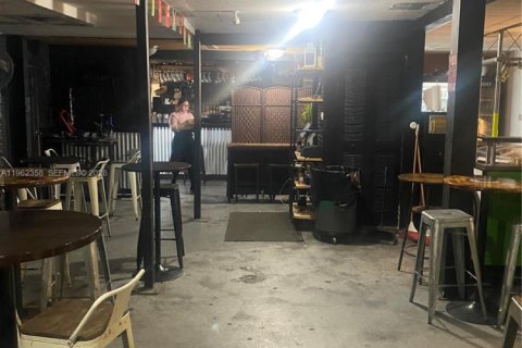 Commercial property in Doral, Florida № 2024998 - photo 8