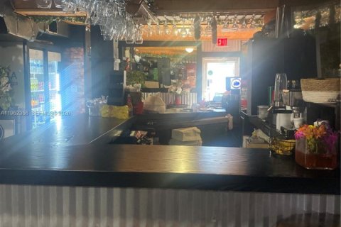 Commercial property in Doral, Florida № 2024998 - photo 4