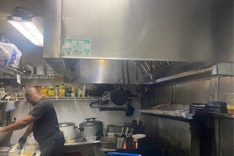 Commercial property in Doral, Florida № 2024998 - photo 15