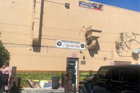 Commercial property in Doral, Florida № 2024998 - photo 1