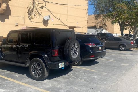 Commercial property in Doral, Florida № 2024998 - photo 2