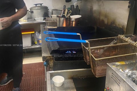 Commercial property in Doral, Florida № 2024998 - photo 16