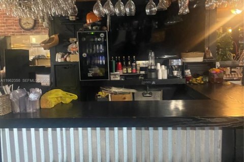 Commercial property in Doral, Florida № 2024998 - photo 13