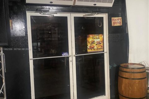 Commercial property in Doral, Florida № 2024998 - photo 10