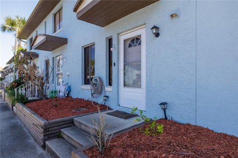Townhouse in Port Orange, Florida 2 bedrooms, 107.4 sq.m. № 2195606 - photo 2