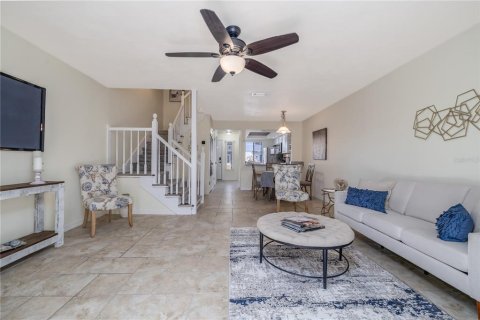 Townhouse in Port Orange, Florida 2 bedrooms, 107.4 sq.m. № 2195606 - photo 6