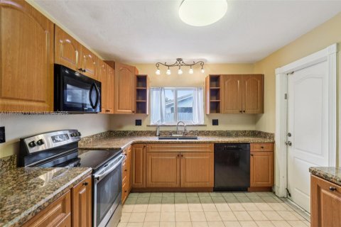 House in Miami, Florida 3 bedrooms, 168.62 sq.m. № 1891586 - photo 21