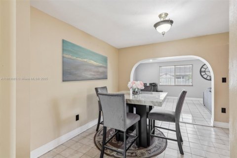 House in Miami, Florida 3 bedrooms, 168.62 sq.m. № 1891586 - photo 14