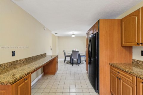 House in Miami, Florida 3 bedrooms, 168.62 sq.m. № 1891586 - photo 23
