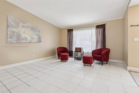 House in Miami, Florida 3 bedrooms, 168.62 sq.m. № 1891586 - photo 3