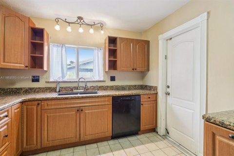 House in Miami, Florida 3 bedrooms, 168.62 sq.m. № 1891586 - photo 24