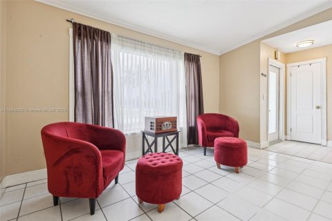 House in Miami, Florida 3 bedrooms, 168.62 sq.m. № 1891586 - photo 5