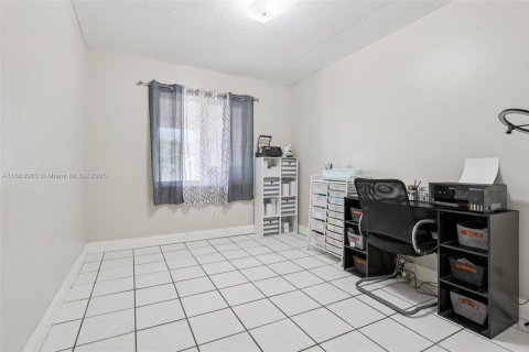 House in Miami, Florida 3 bedrooms, 168.62 sq.m. № 1891586 - photo 25