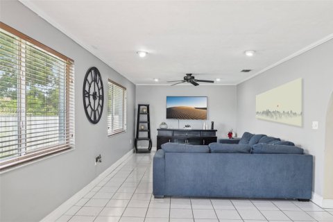 House in Miami, Florida 3 bedrooms, 168.62 sq.m. № 1891586 - photo 9