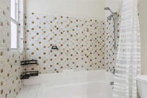 House in Miami, Florida 3 bedrooms, 168.62 sq.m. № 1891586 - photo 30