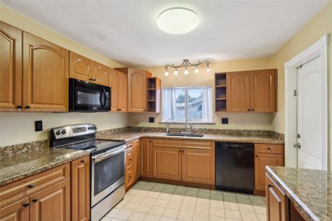 House in Miami, Florida 3 bedrooms, 168.62 sq.m. № 1891586 - photo 20