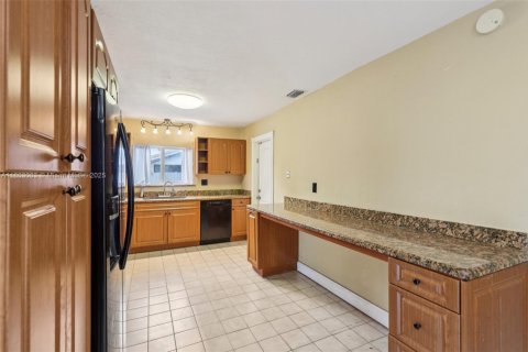 House in Miami, Florida 3 bedrooms, 168.62 sq.m. № 1891586 - photo 19