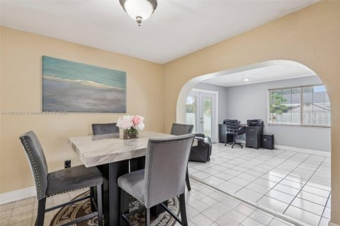 House in Miami, Florida 3 bedrooms, 168.62 sq.m. № 1891586 - photo 13