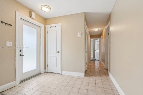 House in Miami, Florida 3 bedrooms, 168.62 sq.m. № 1891586 - photo 6