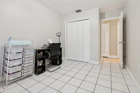 House in Miami, Florida 3 bedrooms, 168.62 sq.m. № 1891586 - photo 26