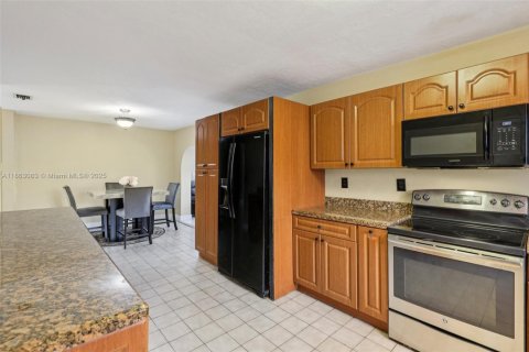 House in Miami, Florida 3 bedrooms, 168.62 sq.m. № 1891586 - photo 22