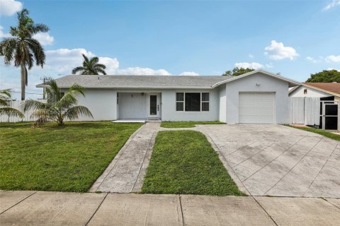 House in Miami, Florida 3 bedrooms, 168.62 sq.m. № 1891586 - photo 1