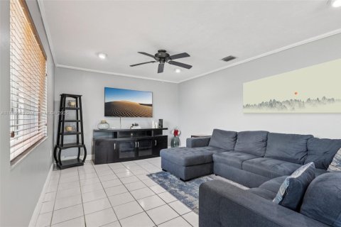 House in Miami, Florida 3 bedrooms, 168.62 sq.m. № 1891586 - photo 8