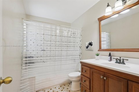House in Miami, Florida 3 bedrooms, 168.62 sq.m. № 1891586 - photo 29