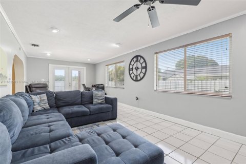 House in Miami, Florida 3 bedrooms, 168.62 sq.m. № 1891586 - photo 11