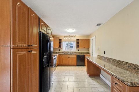 House in Miami, Florida 3 bedrooms, 168.62 sq.m. № 1891586 - photo 17