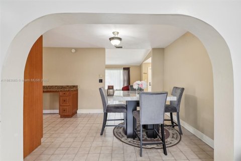 House in Miami, Florida 3 bedrooms, 168.62 sq.m. № 1891586 - photo 16