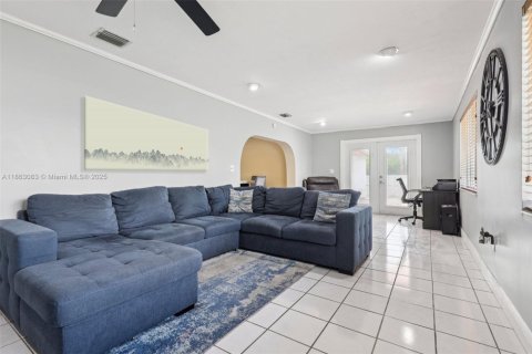 House in Miami, Florida 3 bedrooms, 168.62 sq.m. № 1891586 - photo 10