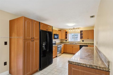 House in Miami, Florida 3 bedrooms, 168.62 sq.m. № 1891586 - photo 18