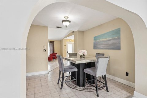 House in Miami, Florida 3 bedrooms, 168.62 sq.m. № 1891586 - photo 15