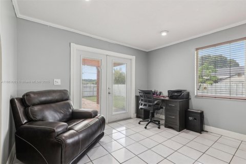 House in Miami, Florida 3 bedrooms, 168.62 sq.m. № 1891586 - photo 12