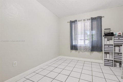 House in Miami, Florida 3 bedrooms, 168.62 sq.m. № 1891586 - photo 28