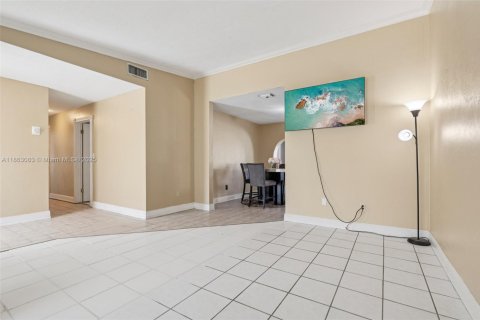 House in Miami, Florida 3 bedrooms, 168.62 sq.m. № 1891586 - photo 7